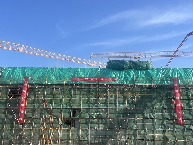 東北公司寧夏晶新能源項目首座土建廠房封頂