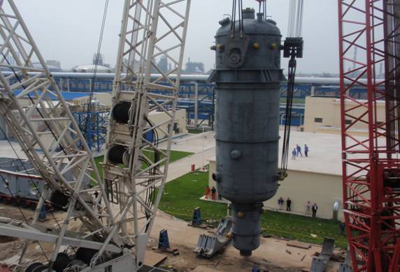 華錦環氧乙烷工程兩臺特大型反應器吊裝成功