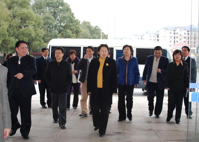 2009年2月，時任湖南省人大常委會副主任、黨組成員，省總工會主席劉蓮玉來四化建調研